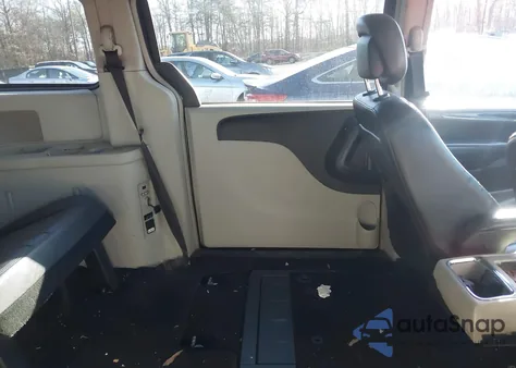 2014 Chrysler Town & Country Touring z USA, uszkodzony, nr VIN 2C4RC1BG4ER218681